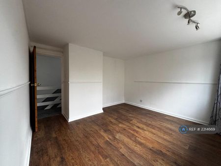 4 bedroom semi-detached house to rent - Photo 2