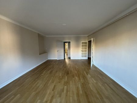 Location Appartement 4 pièces 117m² LYON 7ème - Photo 4