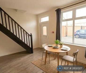 4 bedroom end of terrace house to rent - Photo 2