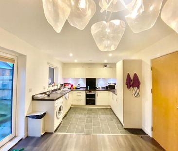 4 bedroom flat to rent - Photo 3