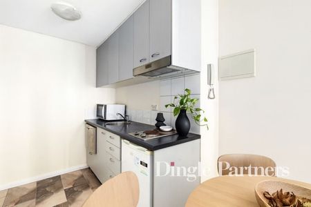 Newly Updated – Bright, Fresh & Stylish Carlton Studio! - Photo 3