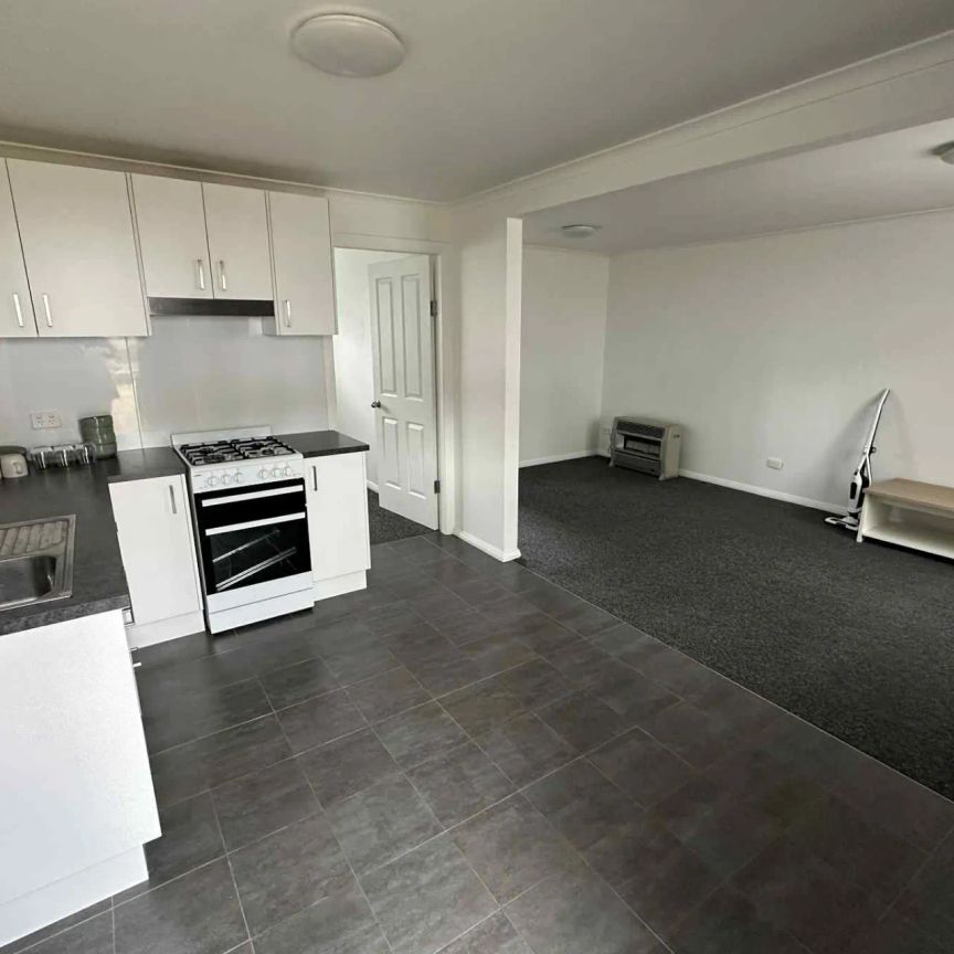 Renovated 1 Bedroom Granny Flat in a Quiet & Private Location - Photo 1