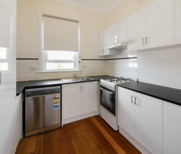 Stylish Renovated 2br living in Prime Location - Photo 2