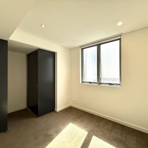 Spacious Three-Story Town house in Green Square For Rent - Photo 2