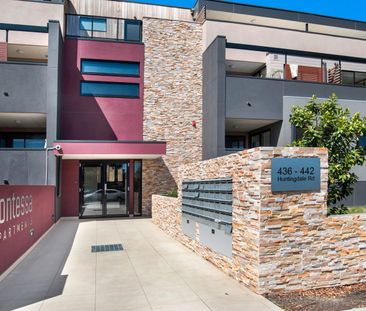 SPACIOUS TWO BEDROOM APARTMENT - freshly painted and new carpet in ... - Photo 2