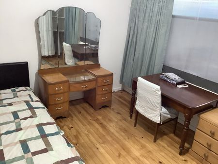 4-bedroom shared house, Jennier Crescent - Photo 4