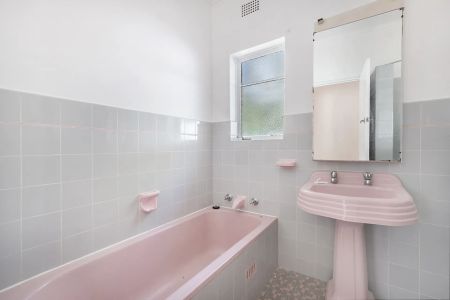 Bright and Spacious Family Home with Pool in Prime Pymble Cul-de-Sac - Photo 5