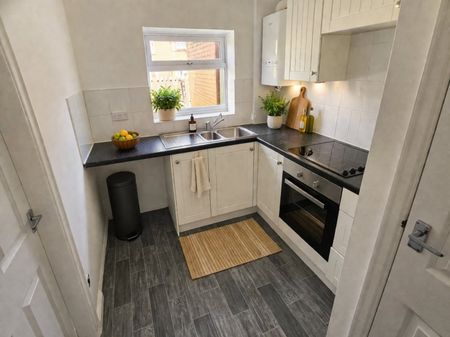 3 bed Semi-Detached - To Let - Photo 4