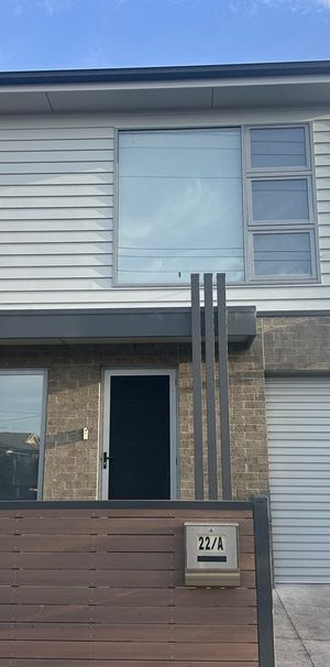 MODERN TWO BEDROOM TOWNHOUSE. - Photo 1