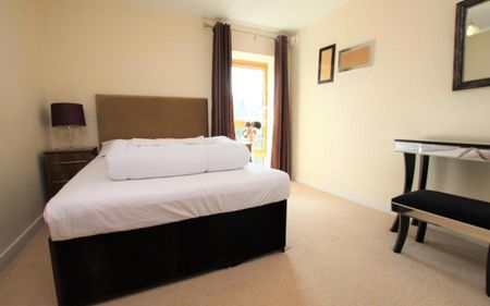 A brilliant two bedroom property in the city centre with a balcony overlooking Castle Park - Photo 3