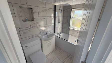 Flat , Marsh House, Orchard Lane, Southampton - Photo 3