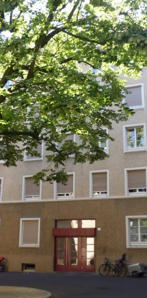 Nähe Kannenfeldpark und Burgfelderplatz - geräumige 2 1/2 Zimmerwohnung in Basel - Photo 1