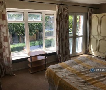 1 bedroom in a house share to rent - Photo 2