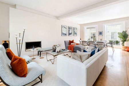 Elegant Four-Bedroom Family Home in Cambridge Place - Photo 3