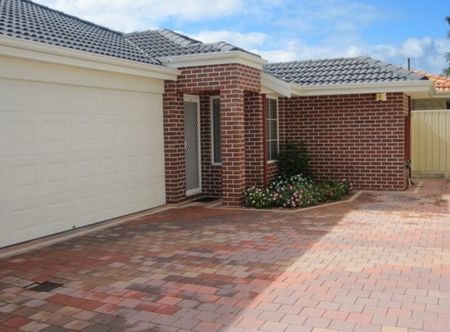 Quality house with a double garage - Photo 3