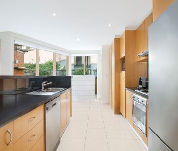 Three Bedroom Bondi Townhouse - Photo 2