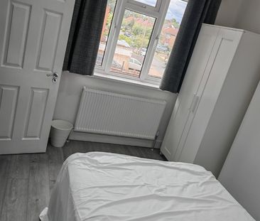 Room in a Shared Flat, Village Way East, HA2 - Photo 3