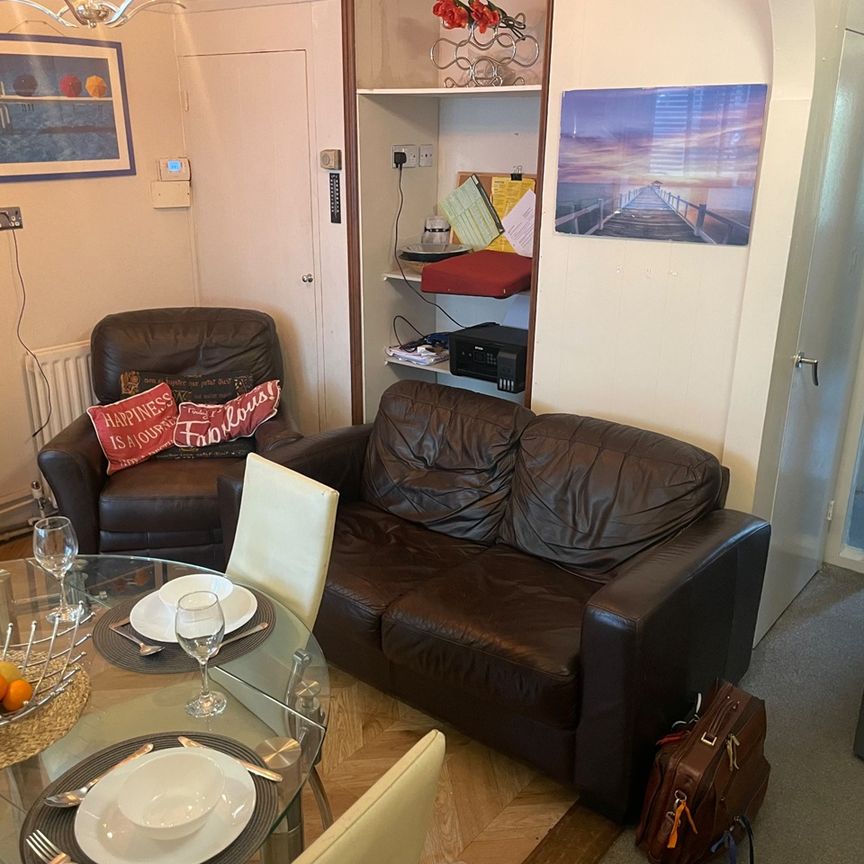 6 Bed Terraced House, Danebury Avenue, SW15 - Photo 1