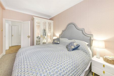 Burton Court, Franklins Row, London, SW3 ground floor flat to rent - Photo 2