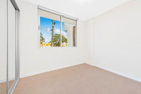 Modern 2 bedroom apartment close to amenities for lease - Photo 4