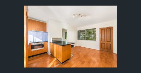 CENTRAL LOCATION CLOSE TO STATION AND SHOPS - Photo 4