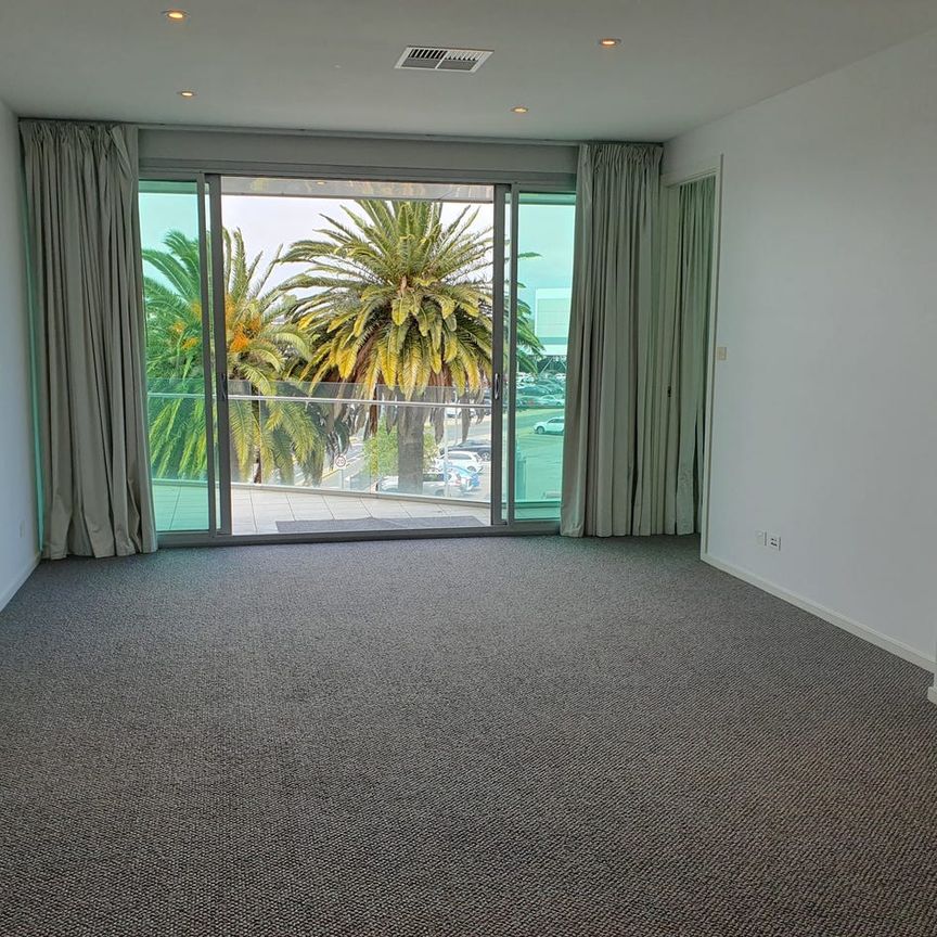 LUXURY 3-BEDROOM APARTMENT, WALKING DISTANCE TO WESTFIELD SHOPPING CENTRE WEST LAKES - Photo 1