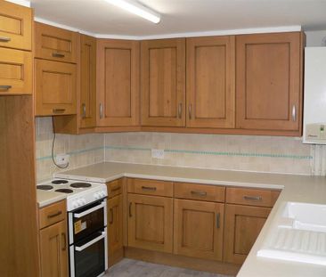 3 bedroom semi-detached house to rent - Photo 5