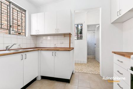 Charming Residence in the heart of Newtown - Photo 4