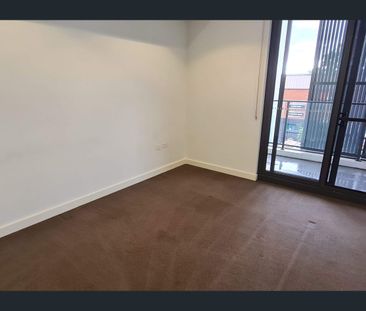 Extra Large Modern 1 Bedroom Apartment PLUS Study - Photo 2