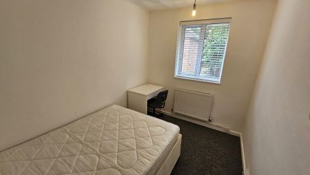 1 bedroom in a house share to rent - Photo 4