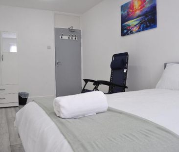 4 bedroom semi-detached house to rent - Photo 4