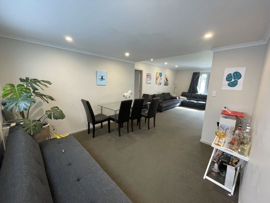 Modern 5-Bedroom Kelburn Living – Ideal for Families or Groups - Photo 1