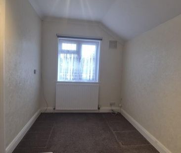 4 bedroom semi-detached house to rent - Photo 4