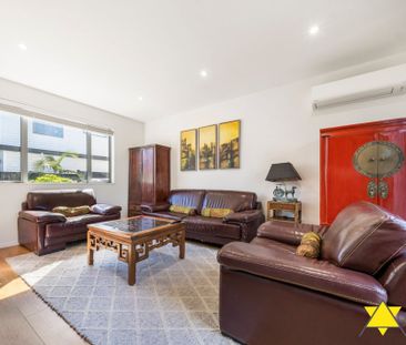 Modern Fully Furnished Family Home in Te Atatu South - Photo 1