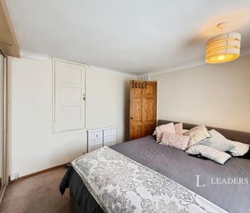 4 bedroom semi-detached house to rent - Photo 5