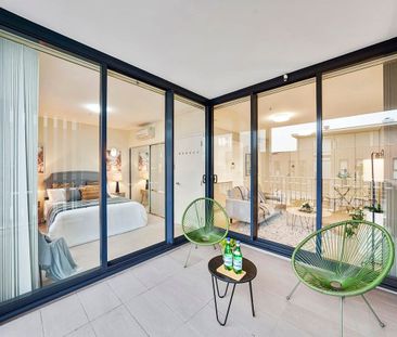 Stunning One Bedroom Apartment in Wolli Creek - Photo 2