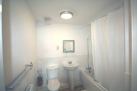 Elphins Drive, Wilderspool Park, Warrington - Photo 3