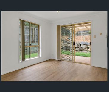 With New Floor Boards. Triple Air Conditioned Villa Style Townhouse... - Photo 1