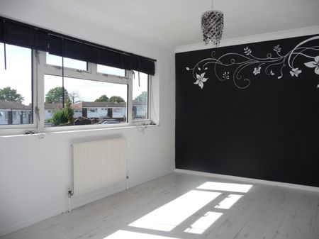 3 bedroom End Terraced House - Archer Road, Stevenage - Photo 2