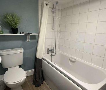 Bedroom Bathroom House, LN1 - Photo 4
