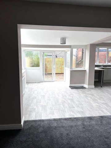 Surrey Avenue, Oldham, OL2 - Photo 2