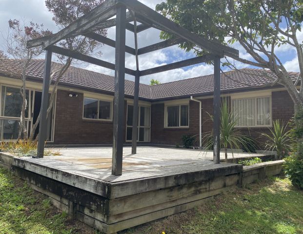 Flat Bush 4 Bedroom 2 bathroom family home - Photo 1