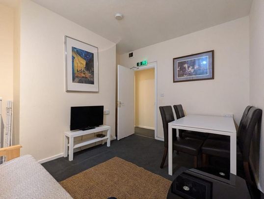 3 bedroom flat to rent - Photo 1