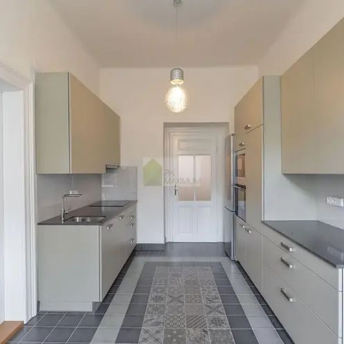 Světlý byt 3+1 s balkonem, kousek od metra Jiřího z Poděbrad - Photo 1