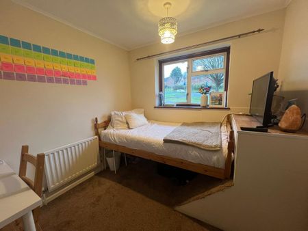 4 bedroom semi-detached house to rent - Photo 3