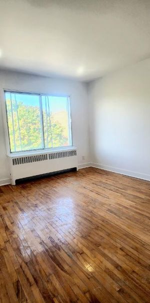 **Because You Deserve Renovated 4 1/2 TOP FLOOR, Ville Emard, Monk ** - Photo 1