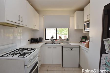 Three Bedroom Family Home - Photo 4