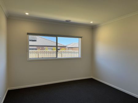 Brand New Spacious Family Home! - Photo 2