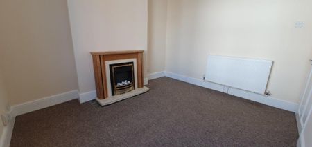 3 bedroom end of terrace house to rent - Photo 2