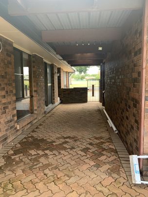 Within walking distance of shops, schools, public transport and parks. - Photo 1